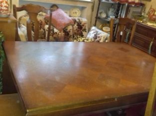 Big table with chairs  – Großer Tisch mit Stühlen