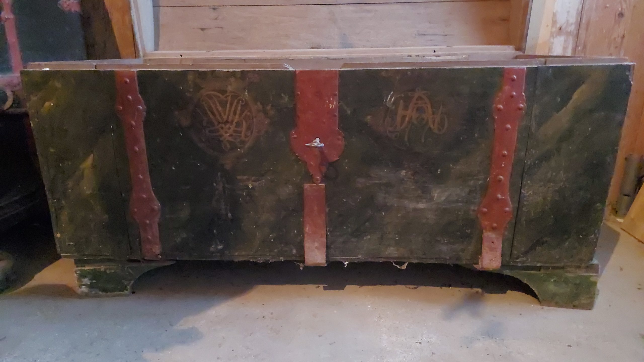 old wooden chests 2 alte Holztruhen