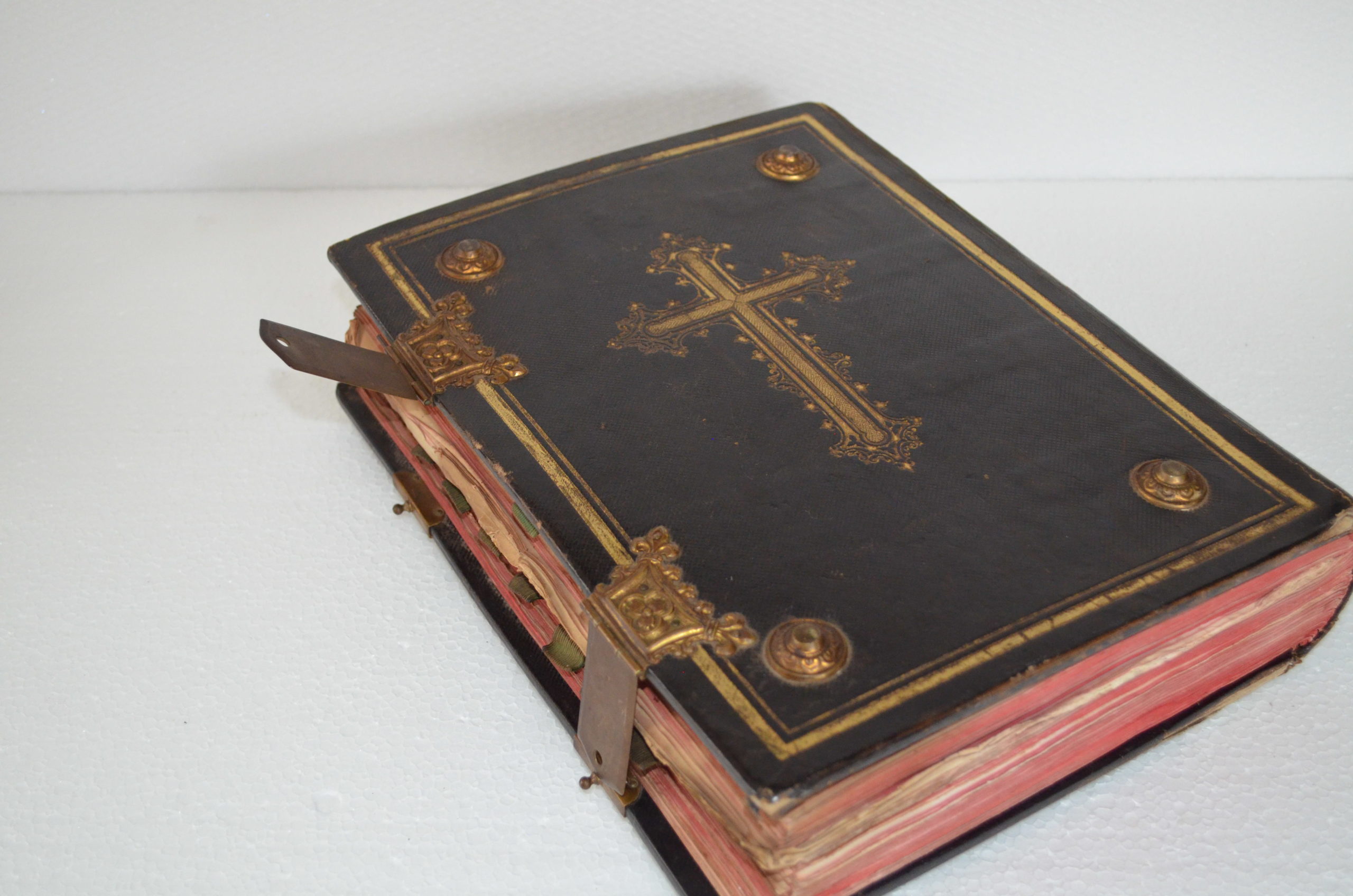 Missale Romanum Maße L. 24,5 cm, B. 6,8 cm, H. 31,5 cm