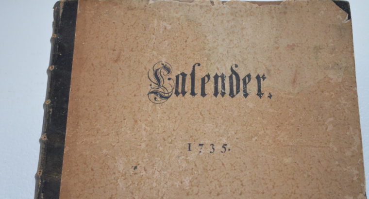 Calendar coats of arms and family tables – Kalender 1735 – Wappen und Stammtafeln Maße. L. 26 cm, B. 2,4 cm, H. 2