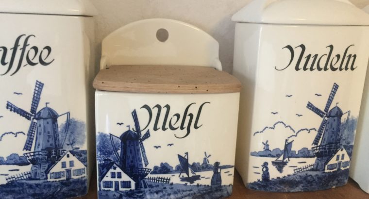 Mignon Porzellan-Set mit altem Holz-Regal. Im Besitz seit ca. 1890 Mignon porcelain set with an old wooden shelf.