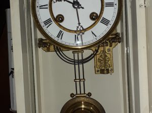 Old wall clock with pendulum – Alte Wanduhr mit Pendel