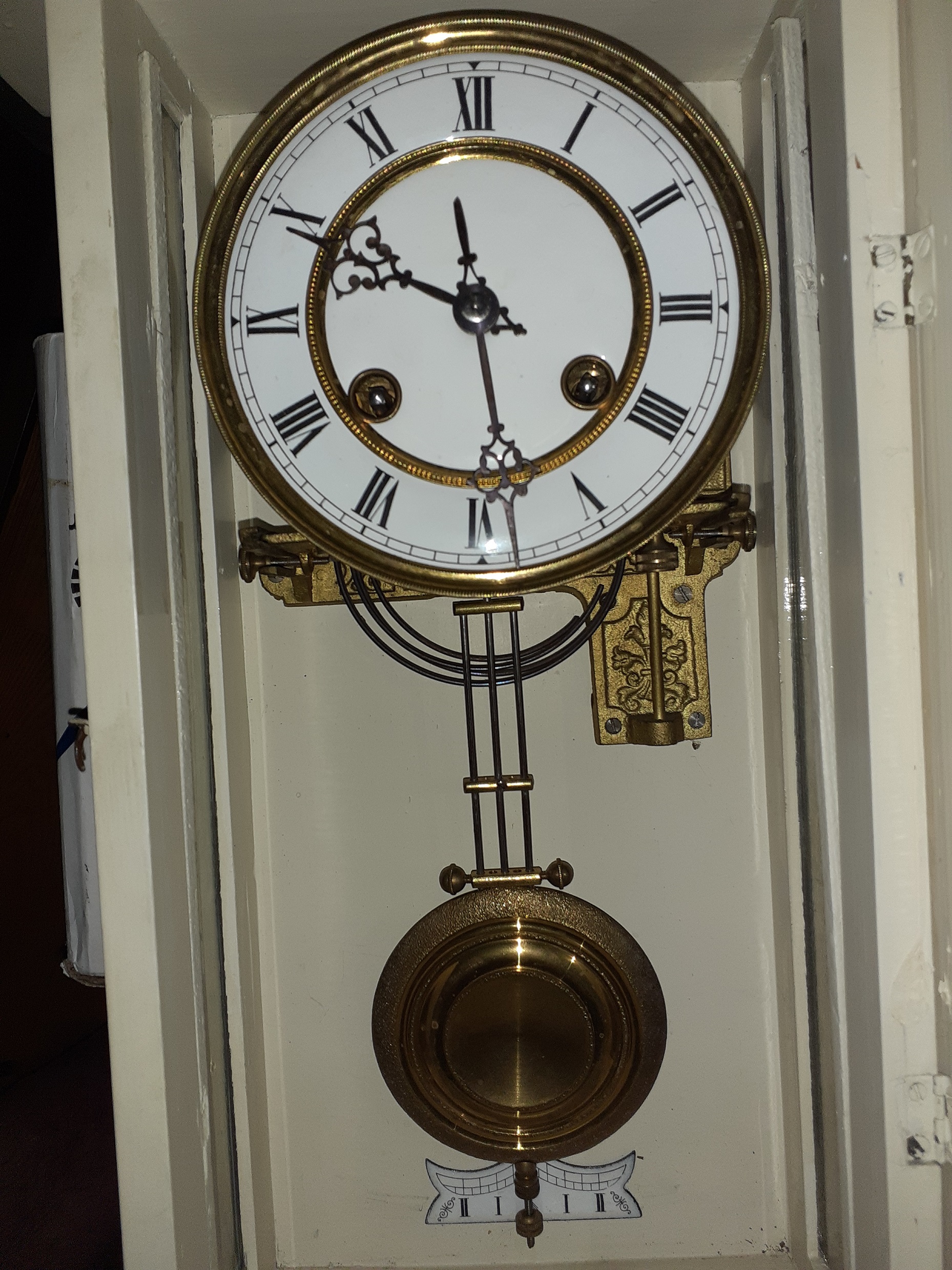 Old wall clock with pendulum – Alte Wanduhr mit Pendel
