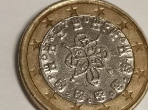 1 Euro Münze aus Portugal 2002 an mit mehreren fehlprägungen.